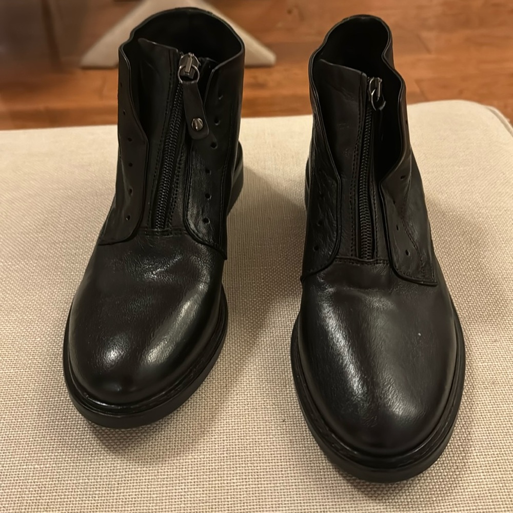 L’idea by Lori bootie
